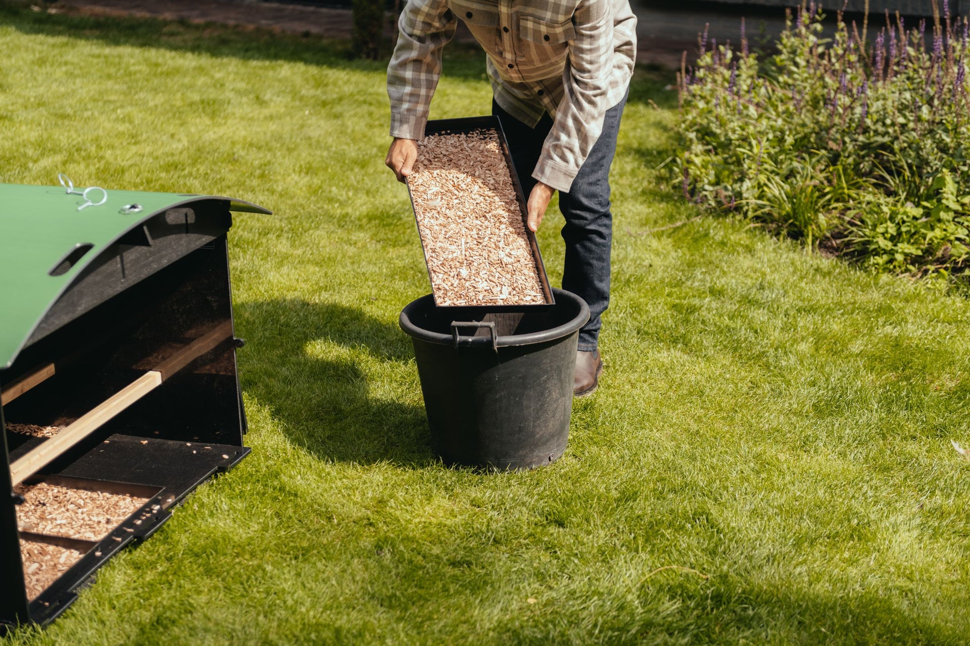 Load video: Video showing how to clean the ground large Nestera chicken coop